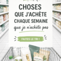 Une femme souriante examinant une liste de courses dans un magasin.