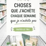 Une femme souriante examinant une liste de courses dans un magasin.