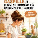 Femme souriante tenant un bocal rempli d'argent, symbolisant des économies réalisées.