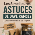 Femme souriante qui gère son budget financier à la maison.