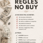 Une femme souriante regardant un plan de maison tout en prenant des notes sur ses économies.