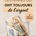 Femme souriante gérant ses finances à l'aide de documents
