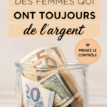 Femme souriante gérant ses finances à l'aide de documents