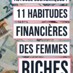 Femme souriante examinant son budget avec un ordinateur et un carnet
