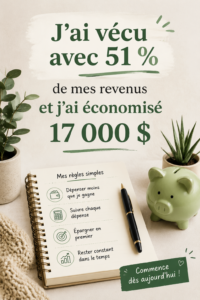 Une femme souriante, assise à une table avec un carnet et un ordinateur, planifiant son budget.