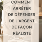 Femme souriante avec un carnet et un stylo, faisant le point sur ses dépenses.