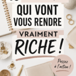Une femme souriante examinant ses finances avec un carnet et un ordinateur, illustrant des astuces pour mieux gérer son argent.