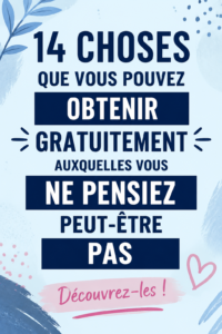 Une femme souriante explore des ressources gratuites sur son ordinateur.