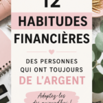 Femme souriante avec un carnet de budget, représentant une gestion financière efficace.
