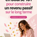 Femme réfléchissant à ses investissements avec des graphiques des dividendes en arrière-plan.