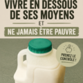 Femme utilisant un carnet pour établir son budget mensuel.