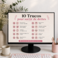 Femme souriante avec un carnet et un calculateur, planifiant ses finances personnelles.