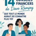 Femme souriante tenant un carnet de finances personnelles illustrating la gestion de budget.