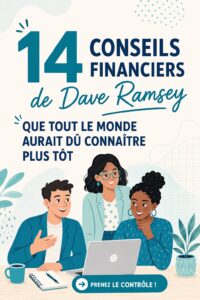 Femme souriante tenant un carnet de finances personnelles illustrating la gestion de budget.