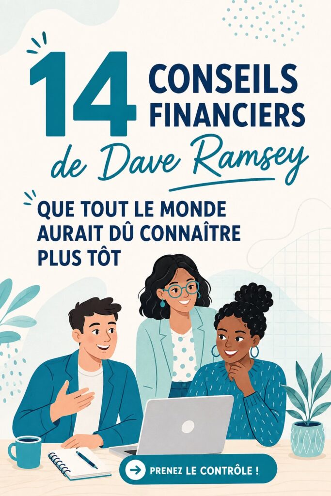 Femme souriante tenant un carnet de finances personnelles illustrating la gestion de budget.