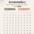 Journal d'économies sur une table avec un stylo, feuille de suivi et une calculatrice