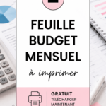Une feuille de budget mensuel printable sur un bureau, avec des stylos et des notes autour