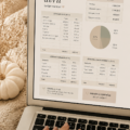 femme gérant son budget avec un ordinateur et un carnet