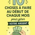Femme souriante consultant son budget avec un ordinateur et un carnet.