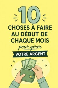 Femme souriante consultant son budget avec un ordinateur et un carnet.