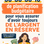 Femme souriante calculant son budget avec une méthode 30-30-30-10