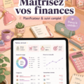 Femme souriante utilisant un ordinateur pour gérer son budget