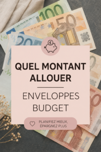 Femme souriante examinant ses enveloppes budgétaires pour mieux gérer ses finances