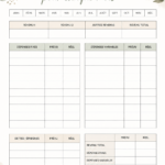 Femme examinant des pages de budget tout en prenant des notes.
