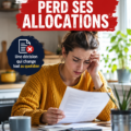 Femme regardant des documents sur une table, préoccupée par la perte d'allocations sociales.