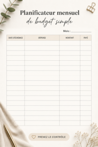 Planificateur de budget mensuel gratuit imprimé sur une table avec des fournitures de bureau.