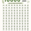 Femme utilisant un planificateur d'économies à son bureau, entourée de fournitures de bureau et de décorations chaleureuses.