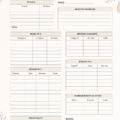 Une femme souriante utilise un planner financier pour organiser son budget