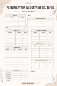 Une femme souriante utilise un planner financier pour organiser son budget