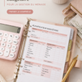 Une femme souriante utilisant un planner de budget sur une table