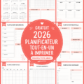 un planner 2026 coloré posé sur un bureau avec des stylos