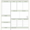 Femme utilisant un planner pour organiser sa journée à la maison