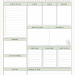 Femme utilisant un planner pour organiser sa journée à la maison