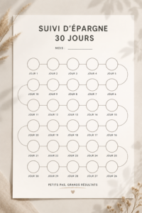 Un tracker d'économies de 30 jours sur un bureau, avec un stylo et des pièces de monnaie.