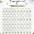 Une femme souriante utilise un tracker d'économies pour son fonds d'urgence.