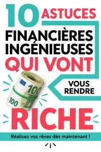 Une femme souriante consultait son budget avec des notes financières devant elle.