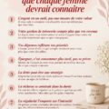 Femme souriante consultant ses finances personnelles avec un carnet et un stylo.