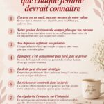 Femme souriante consultant ses finances personnelles avec un carnet et un stylo.