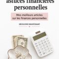 Une femme souriante à son bureau travaille sur ses finances personnelles.