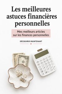 Une femme souriante à son bureau travaille sur ses finances personnelles.