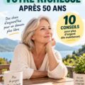 Une femme de 50 ans souriante mettant en place un plan financier avec des documents et un ordinateur sur une table.