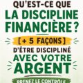 Femme souriante avec un carnet de budget pour gérer sa discipline financière