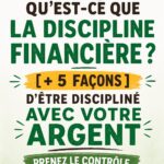 Femme souriante avec un carnet de budget pour gérer sa discipline financière