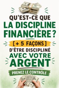 Femme souriante avec un carnet de budget pour gérer sa discipline financière