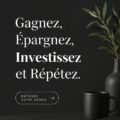 Femme souriante examinant ses finances personnelles avec un ordinateur et des documents.
