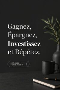 Femme souriante examinant ses finances personnelles avec un ordinateur et des documents.